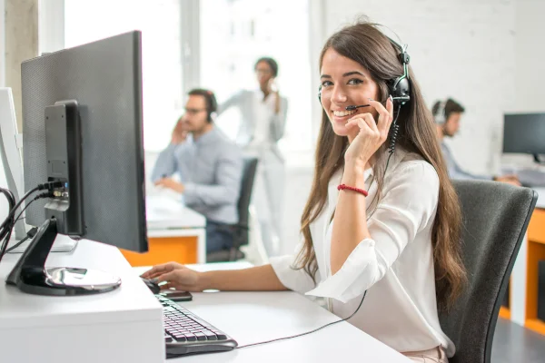 Mitarbeiter sitzt im Call Center als Symbol für Telefon Schulung