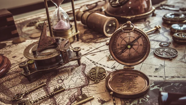 Antike Messwerkzeuge wie Kompass und Fernglas als Symbol für Tipps und Anregungen für Führungskräfte